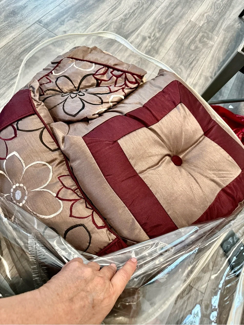 Madison Park king embroidery Floral Comforter Set with Burgundy Accents nwt